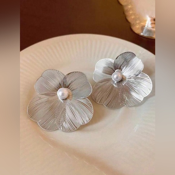 New silver flower stud earrings with faux pearl - Picture 4 of 4